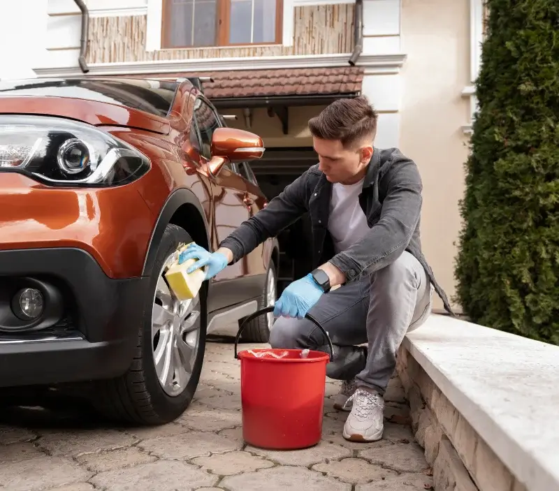 Lavage auto à domicile Olmi-Cappella : professionnel intervenant sur un véhicule